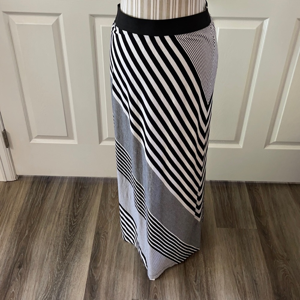 ▪️White house black market maxi skirt▪️